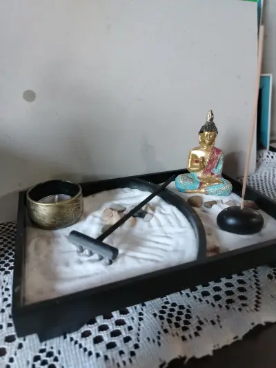 Jardín Zen con Figura de Buda y Arena Decorativa - miniatura 1