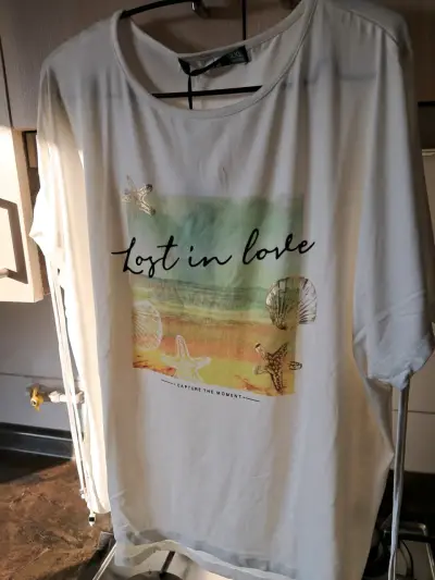 Polera blanca con estampado 'Lost in Love' - miniatura 1