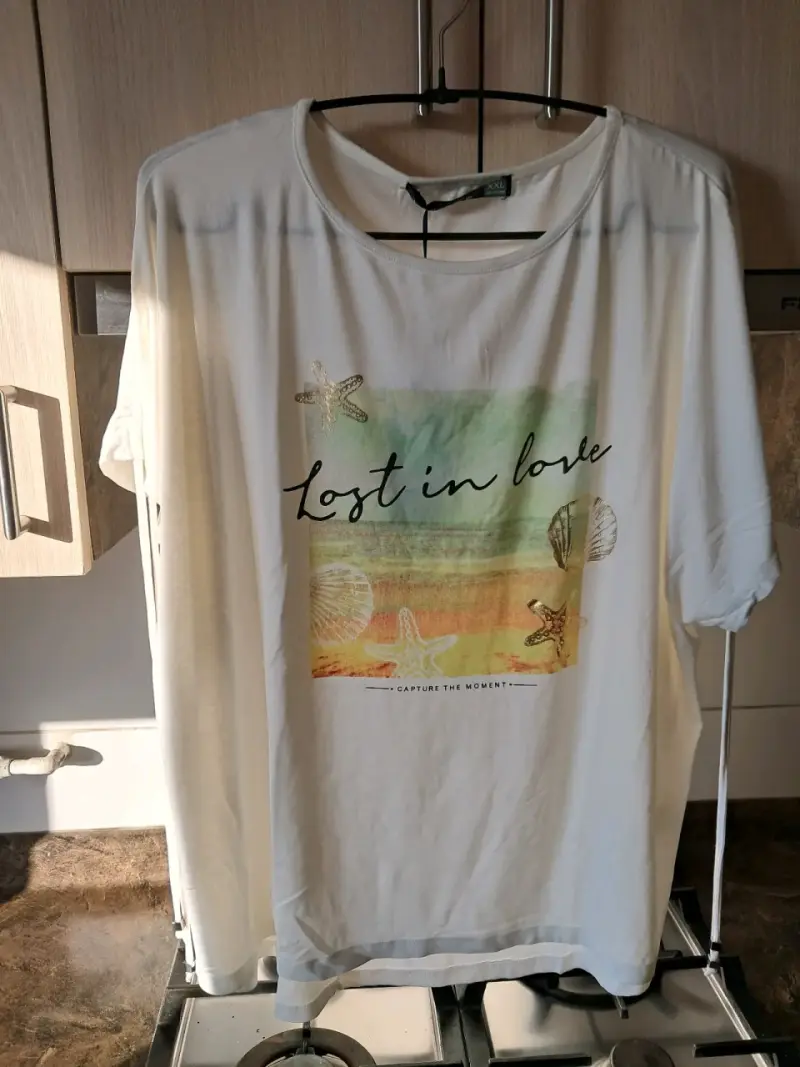Polera blanca con estampado 'Lost in Love' - 2