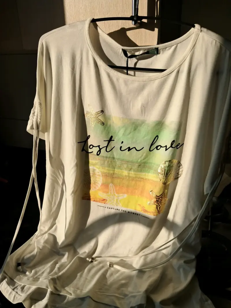 Polera blanca con estampado 'Lost in Love' - 3