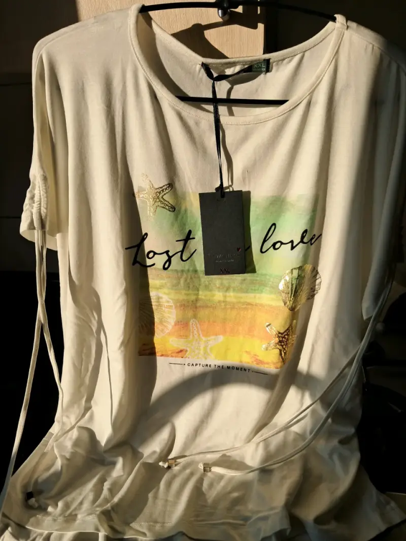 Polera blanca con estampado 'Lost in Love' - 4