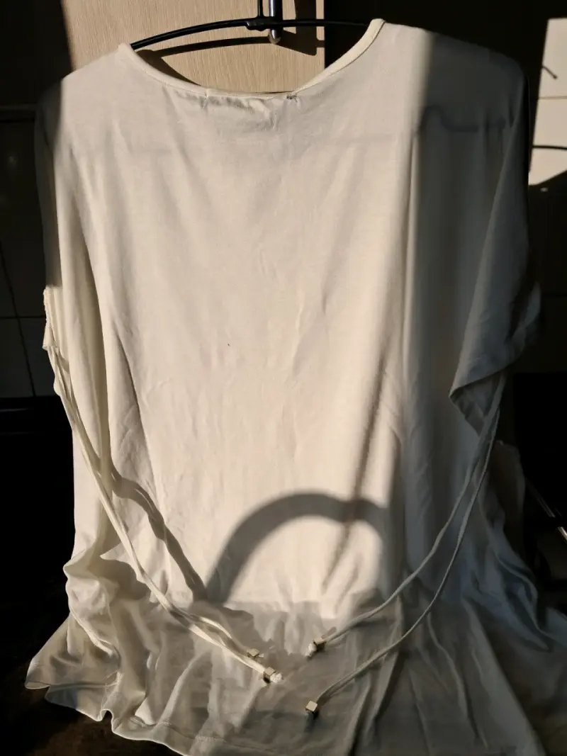 Polera blanca con estampado 'Lost in Love' - 6