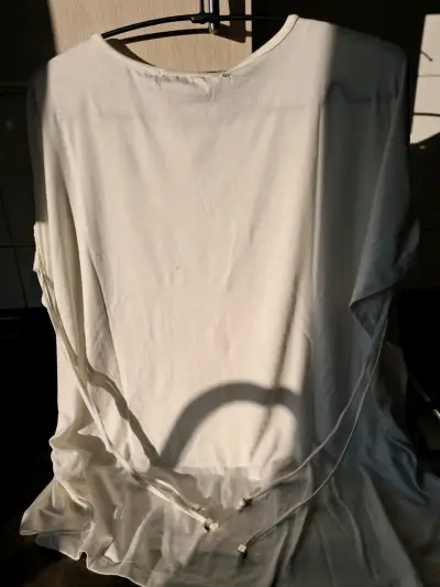 Polera blanca con estampado 'Lost in Love' - miniatura 6