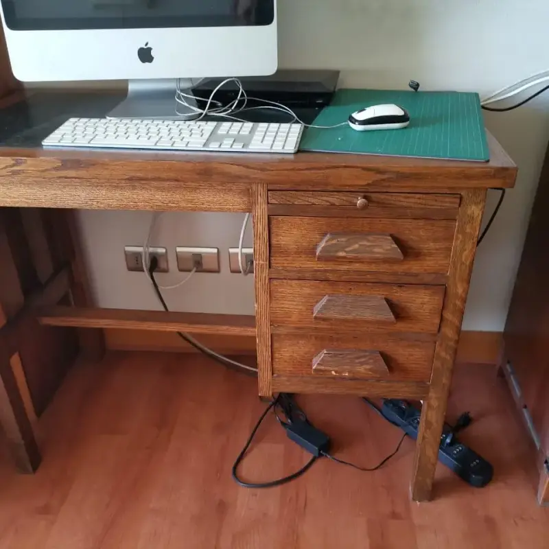 Escritorio de madera con cajones