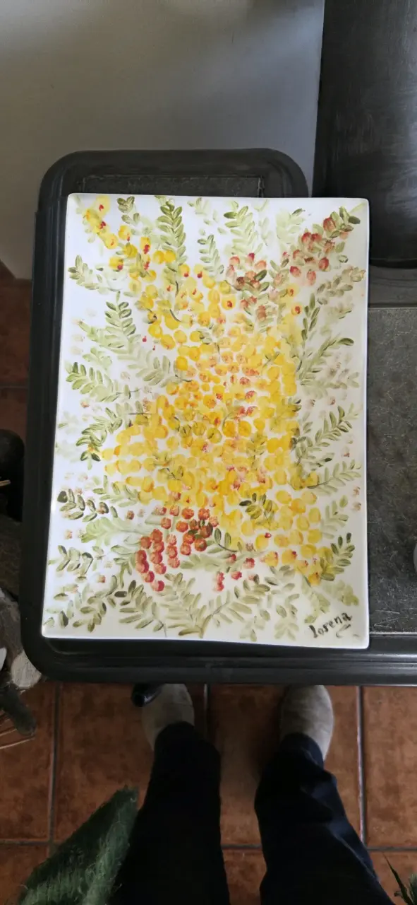 Hermoso plato floral pintado a mano