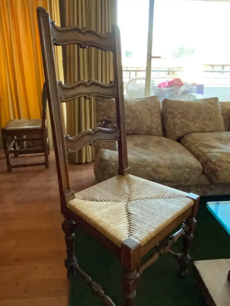 Silla de madera con asiento de mimbre