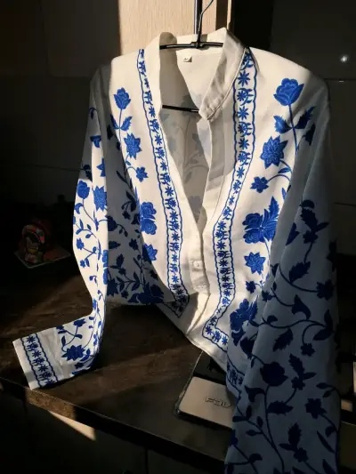 Blusa bordada blanca con flores azules - miniatura 1