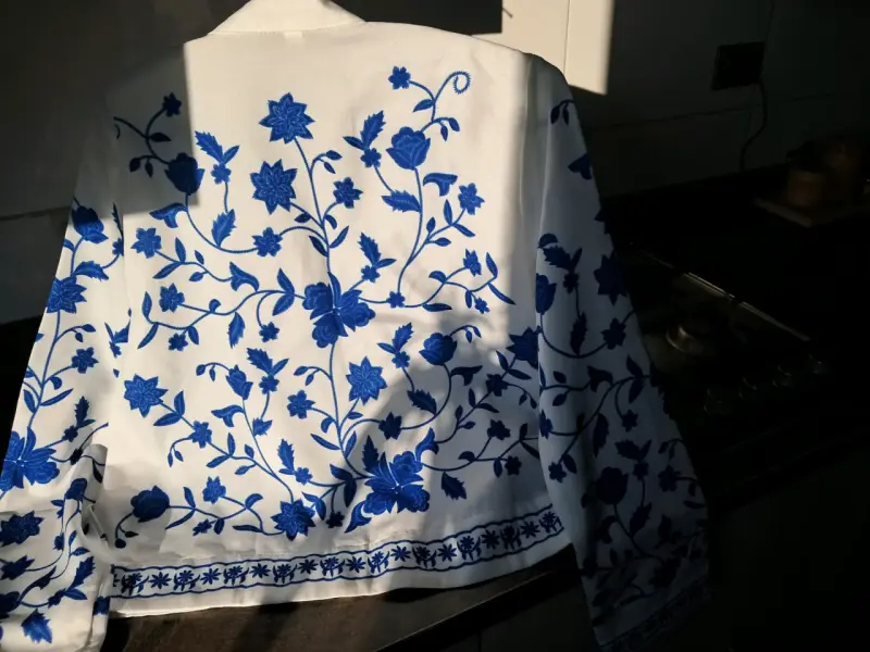 Blusa bordada blanca con flores azules - 2