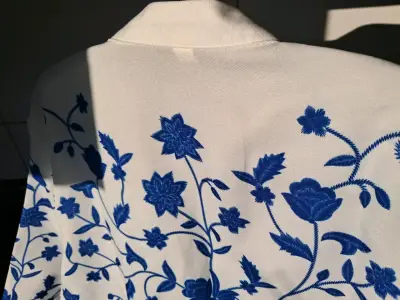 Blusa bordada blanca con flores azules - miniatura 3