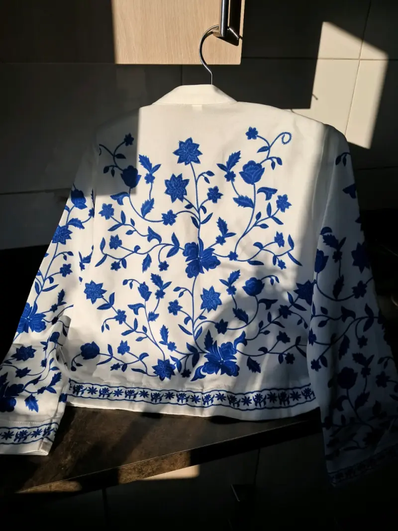 Blusa bordada blanca con flores azules - 4