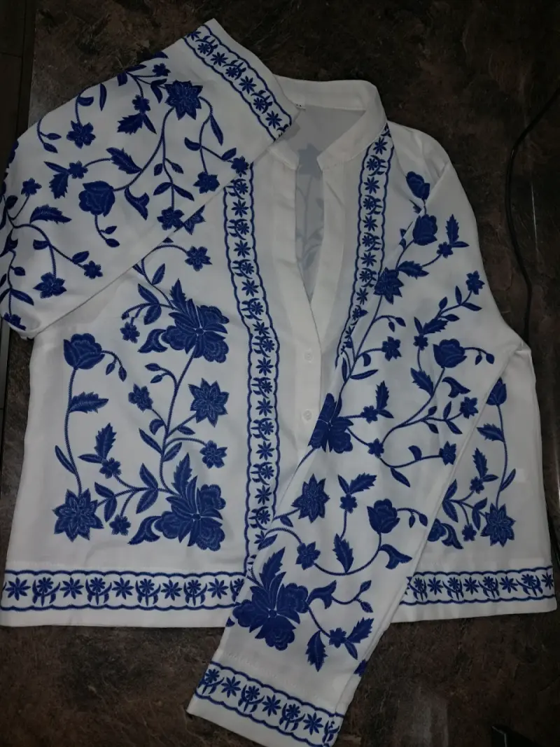 Blusa bordada blanca con flores azules - 6