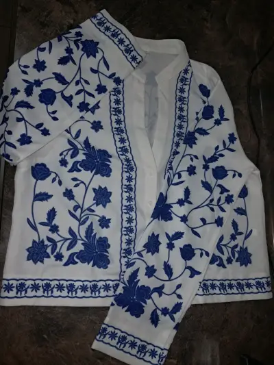 Blusa bordada blanca con flores azules - miniatura 6