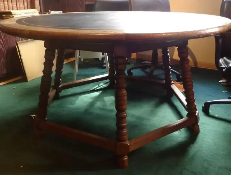 Mesa redonda de madera estilo clásico