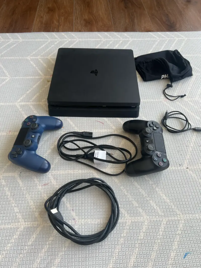 Consola PlayStation 4 slim 1TB con dos control - 1