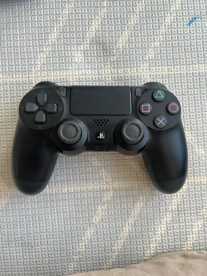 Consola PlayStation 4 slim 1TB con dos control - 2