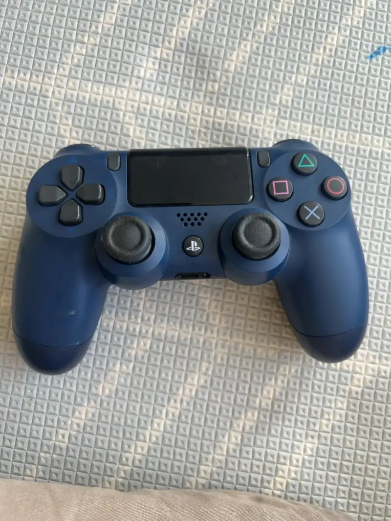 Consola PlayStation 4 slim 1TB con dos control - 3