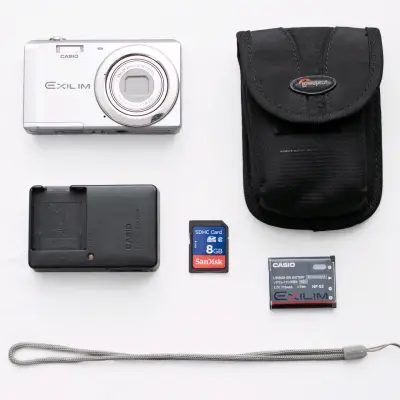 Cámara digital Casio Exilim con accesorios - miniatura 1