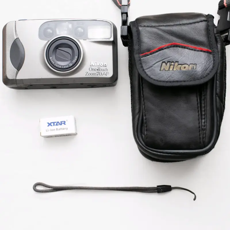 Cámara Nikon One Touch Zoom 70 AF con funda - 1