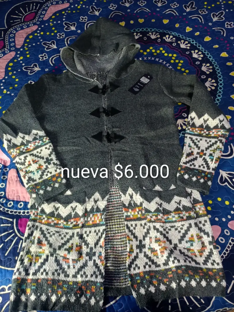 Abrigo de lana con capucha y diseño étnico