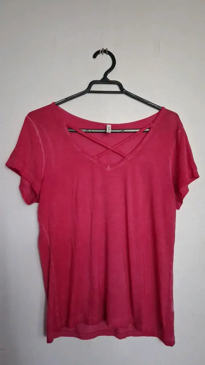 Polera fucsia con diseño cruzado en el cuello