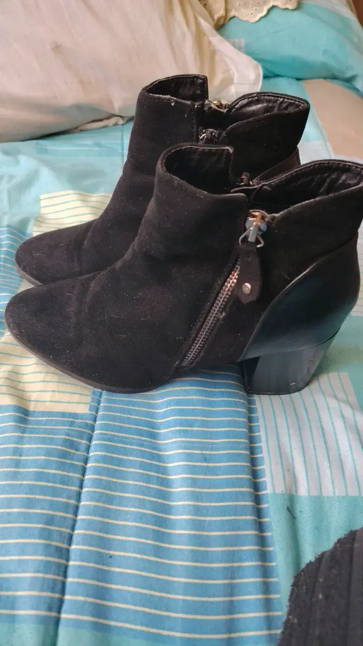 Botines de tacón negro con cierre lateral