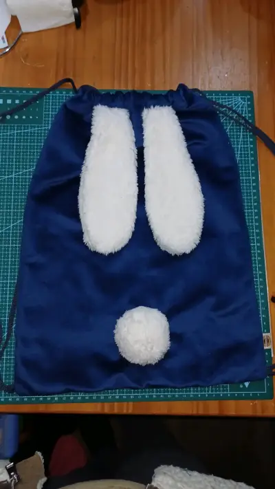 Mochila saco azul con diseño de orejas de conejo - miniatura 1