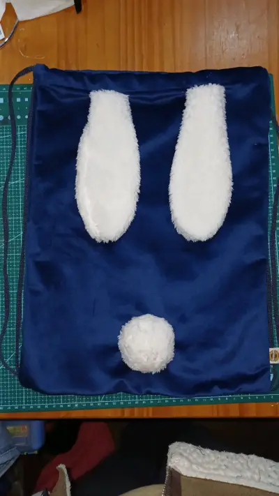 Mochila saco azul con diseño de orejas de conejo - miniatura 2
