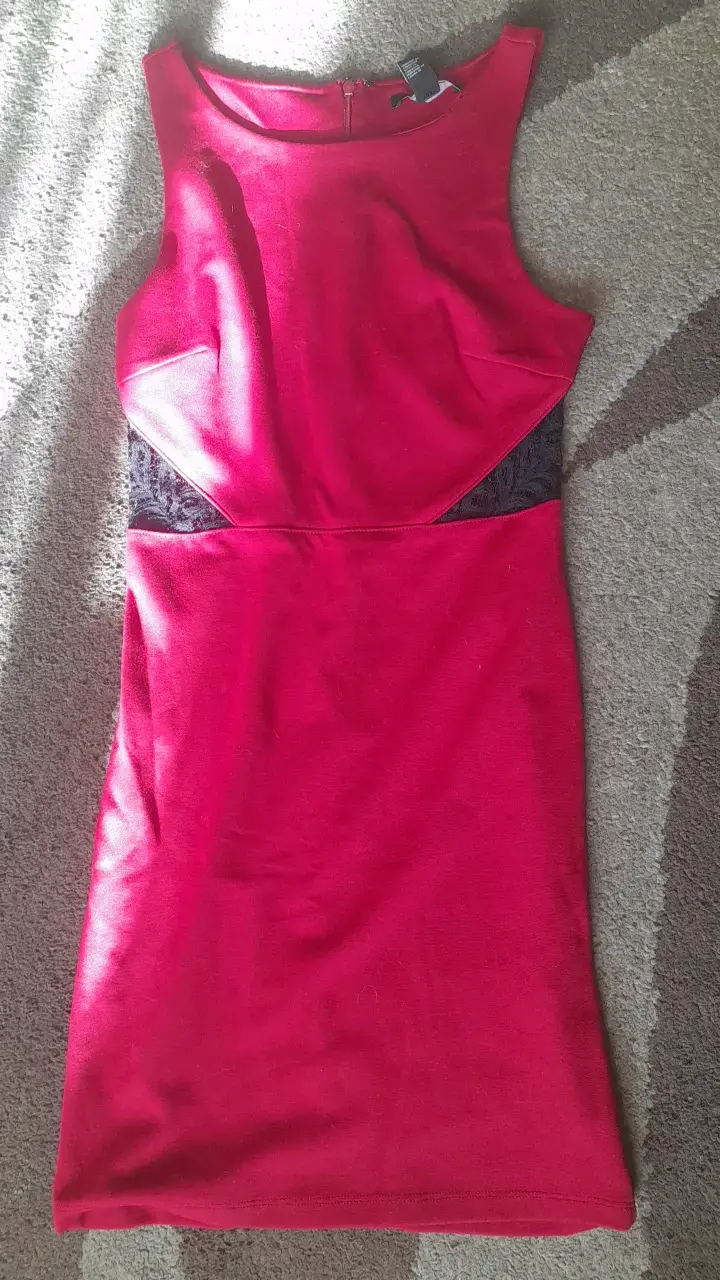 Vestido rojo sin mangas con encaje