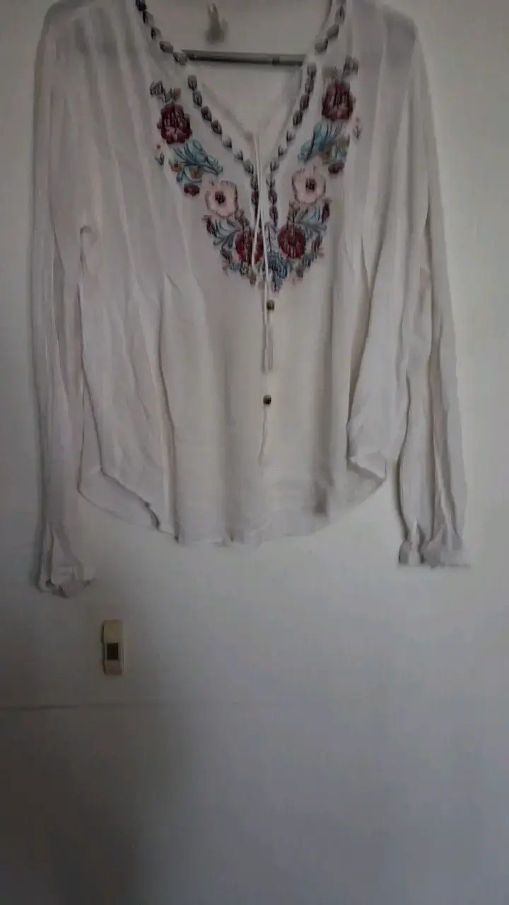 Blusa blanca bordada de mujer