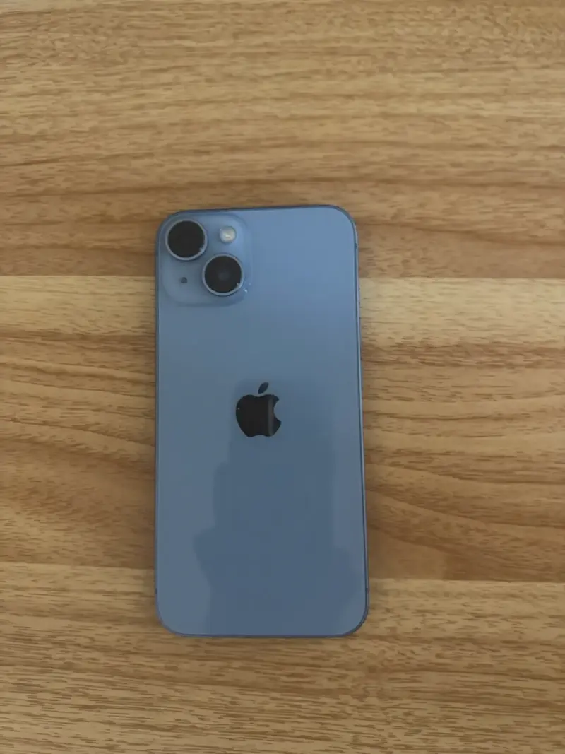 iPhone 14 en buen estado color azul - 2