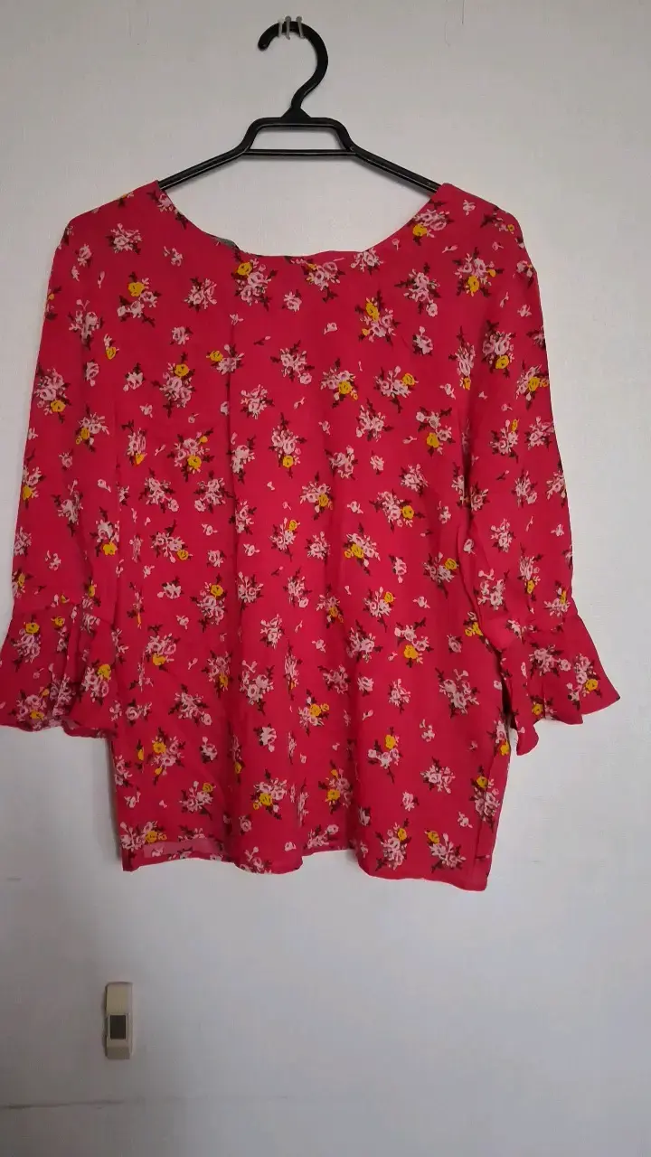 Blusa roja floral con mangas acampanadas