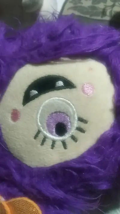 Peluche de monstruo morado con ojo único - miniatura 1
