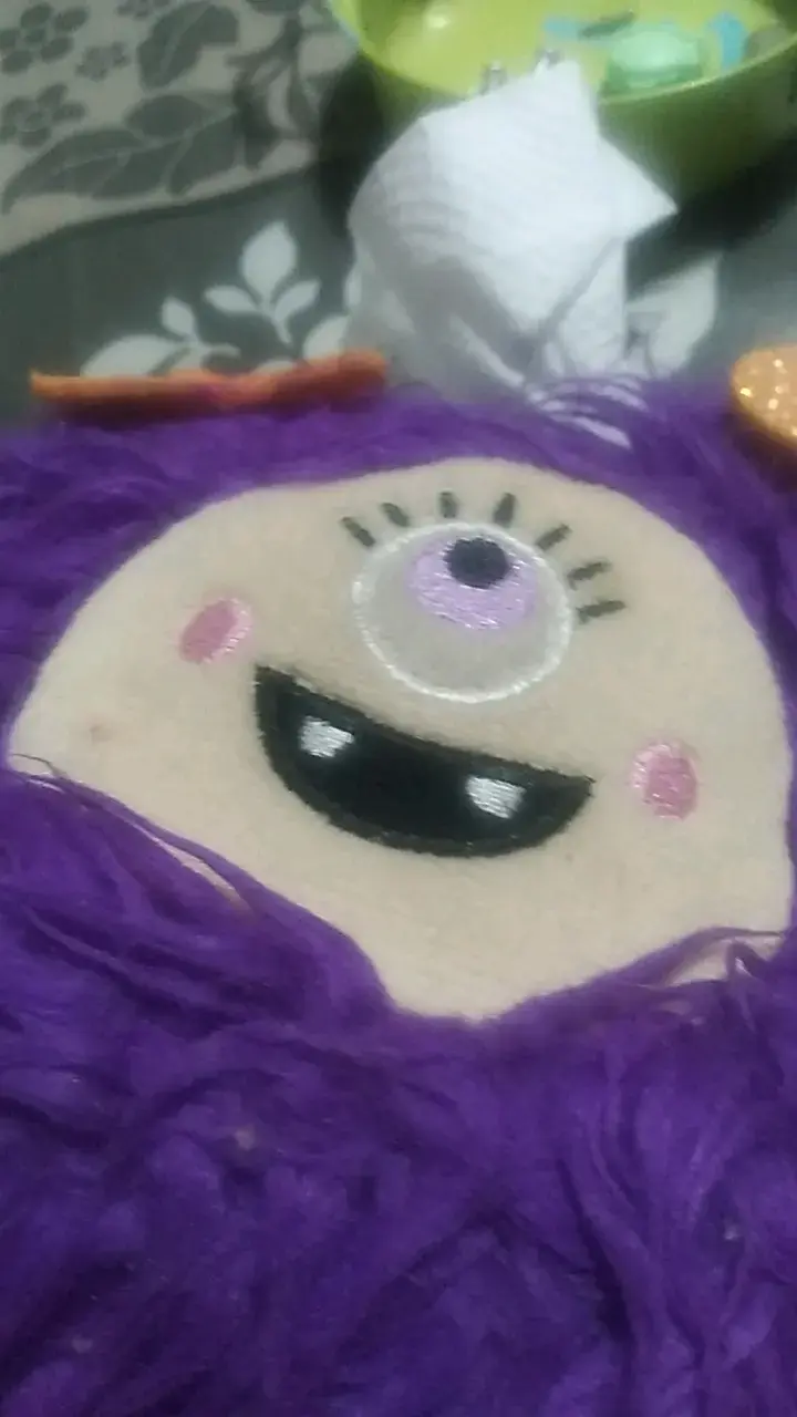 Peluche de monstruo morado con ojo único - 3