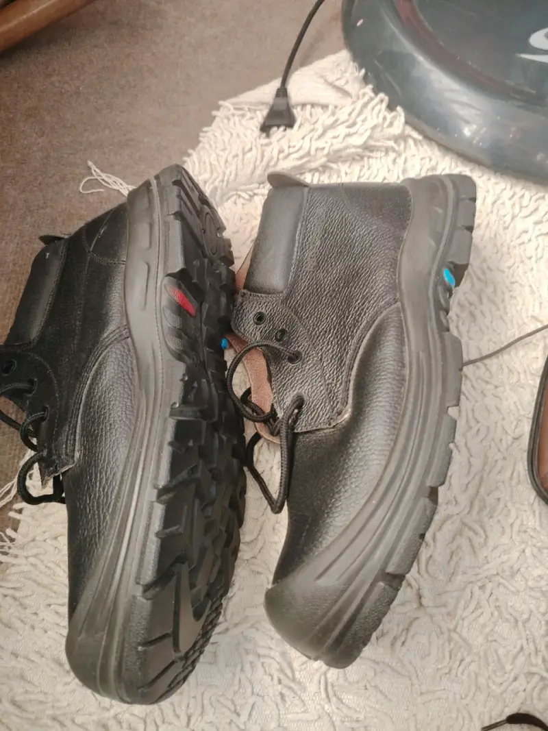 Botas de seguridad negras con suela antideslizante