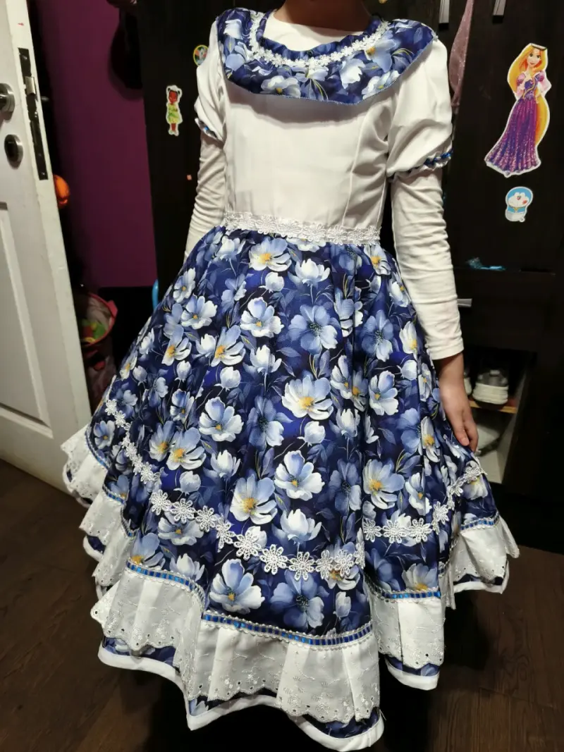 Vestido de niña con diseño floral azul - 1