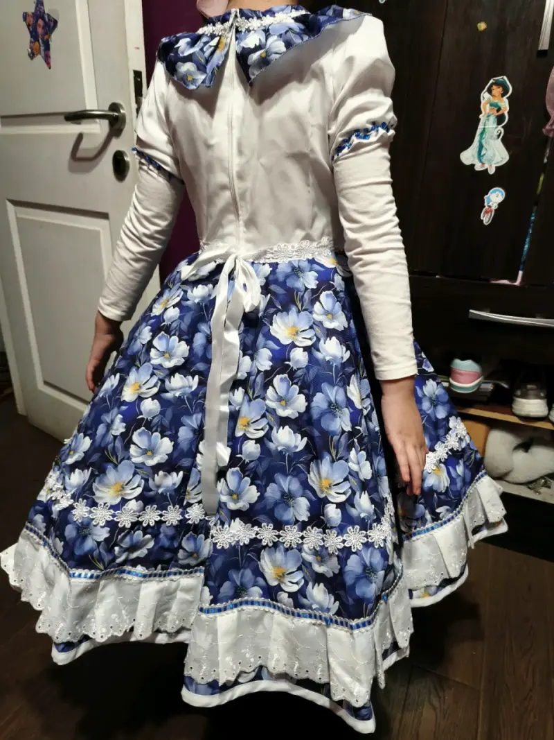Vestido de niña con diseño floral azul - 2