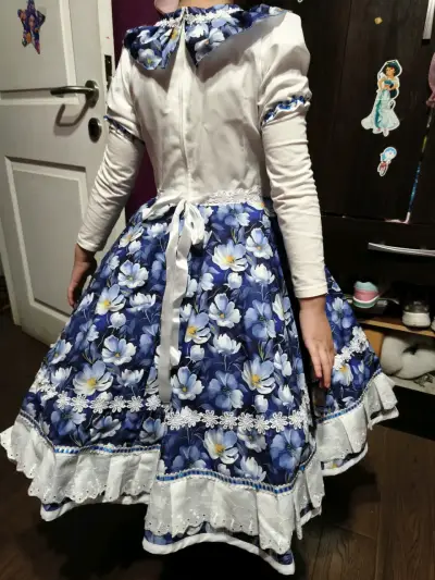 Vestido de niña con diseño floral azul - miniatura 2
