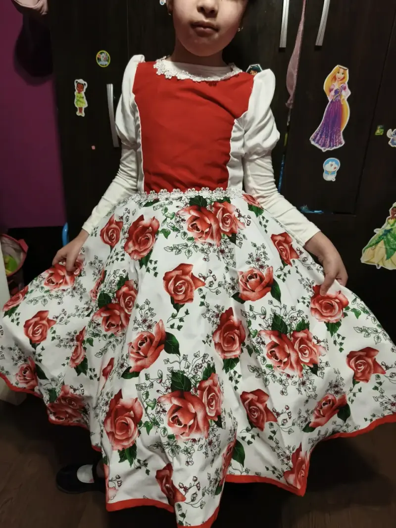 Vestido infantil con estampado de rosas - 1