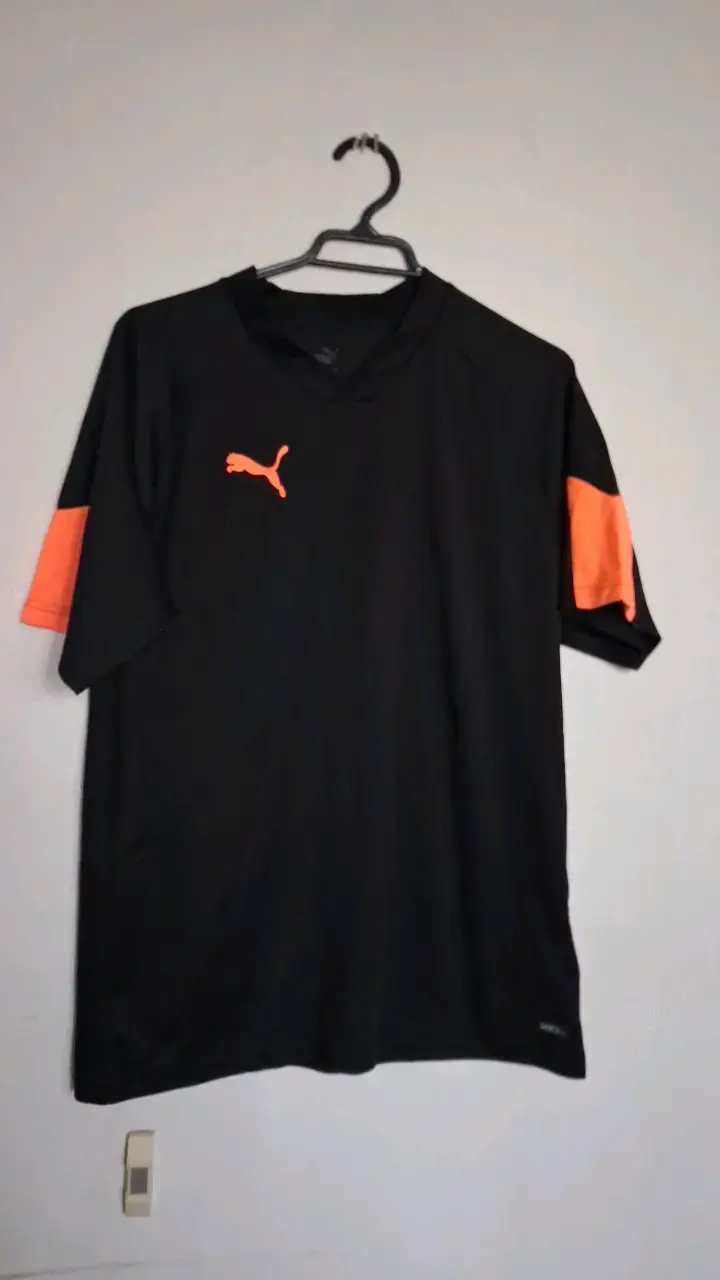 Polera deportiva negra con logo Puma