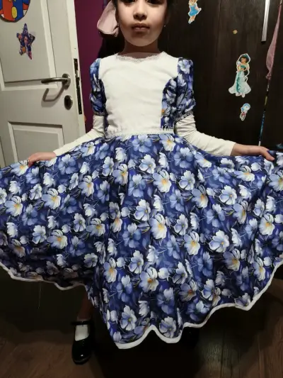 Vestido infantil azul con flores - miniatura 1