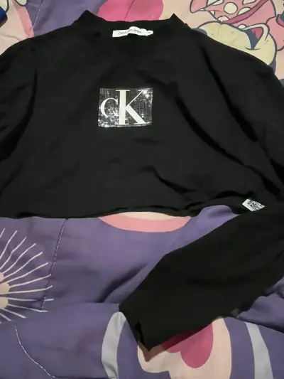 Polera negra Calvin Klein con logo CK - miniatura 1