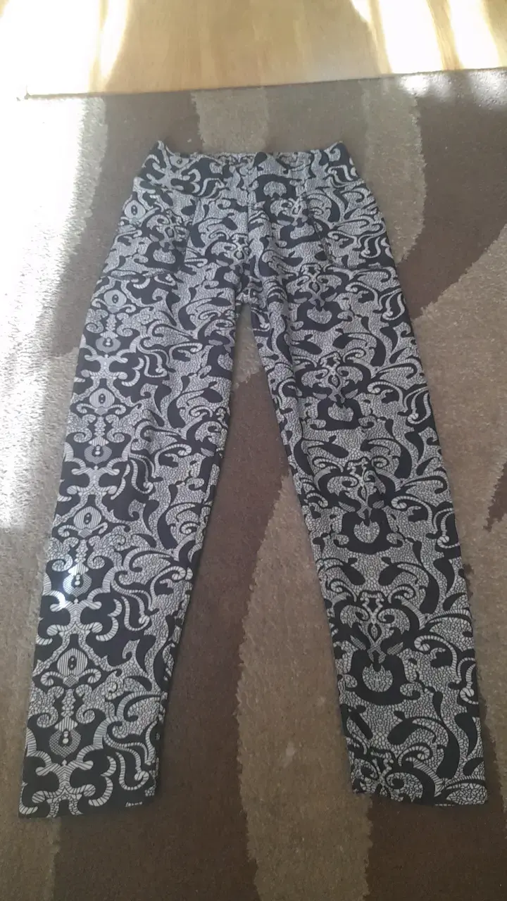 Pantalones térmicos con diseño floral en blanco y negro - 1