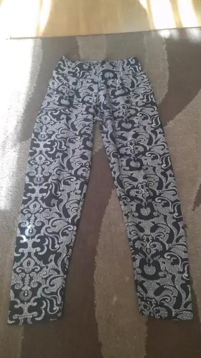 Pantalones térmicos con diseño floral en blanco y negro - miniatura 1