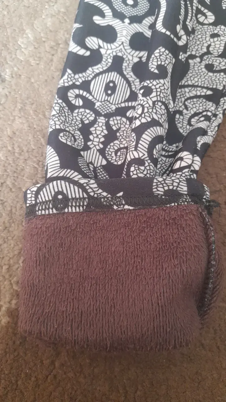 Pantalones térmicos con diseño floral en blanco y negro - 2