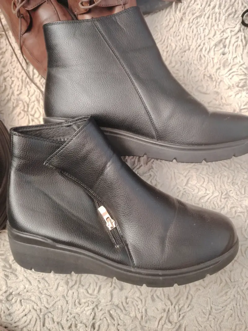 Botines negros de cuero con cierre lateral