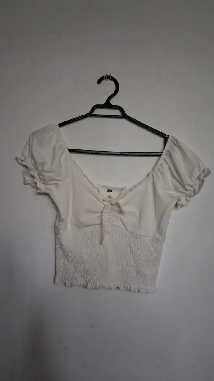 Blusa blanca con diseño fruncido