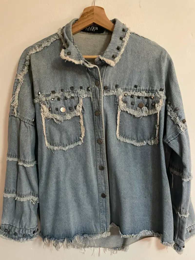Chaqueta de mezclilla con tachas y diseño desgastado