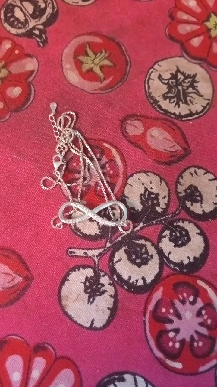 Collar de plata con símbolo infinito