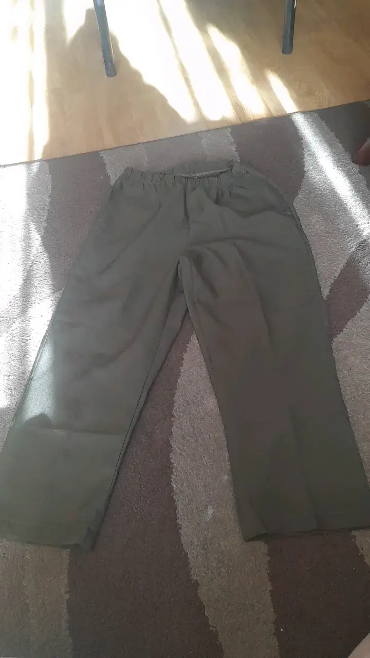 Pantalones color verde oliva - 1