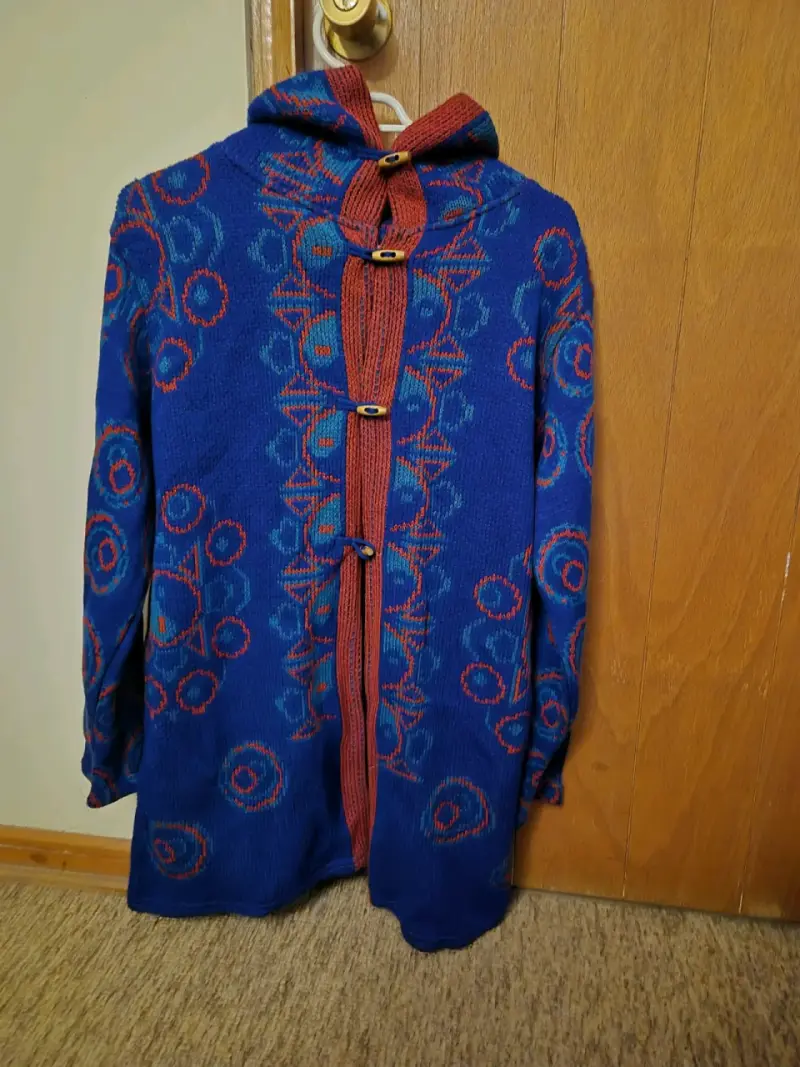 Abrigo de lana azul con diseño étnico